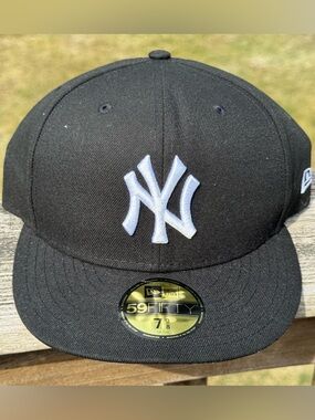 New Era 59 Fifty New York Yankees Black White MLB Logo Baseball Hat 7 3/8